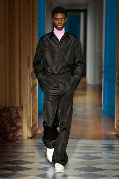 Look 16